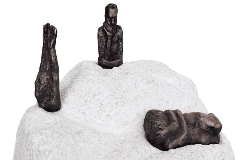 Mākslas darba fotoreprodukcija “Uzkritis mākonis"; 2026 / bronza, marmors / 19x32x33 cm. 